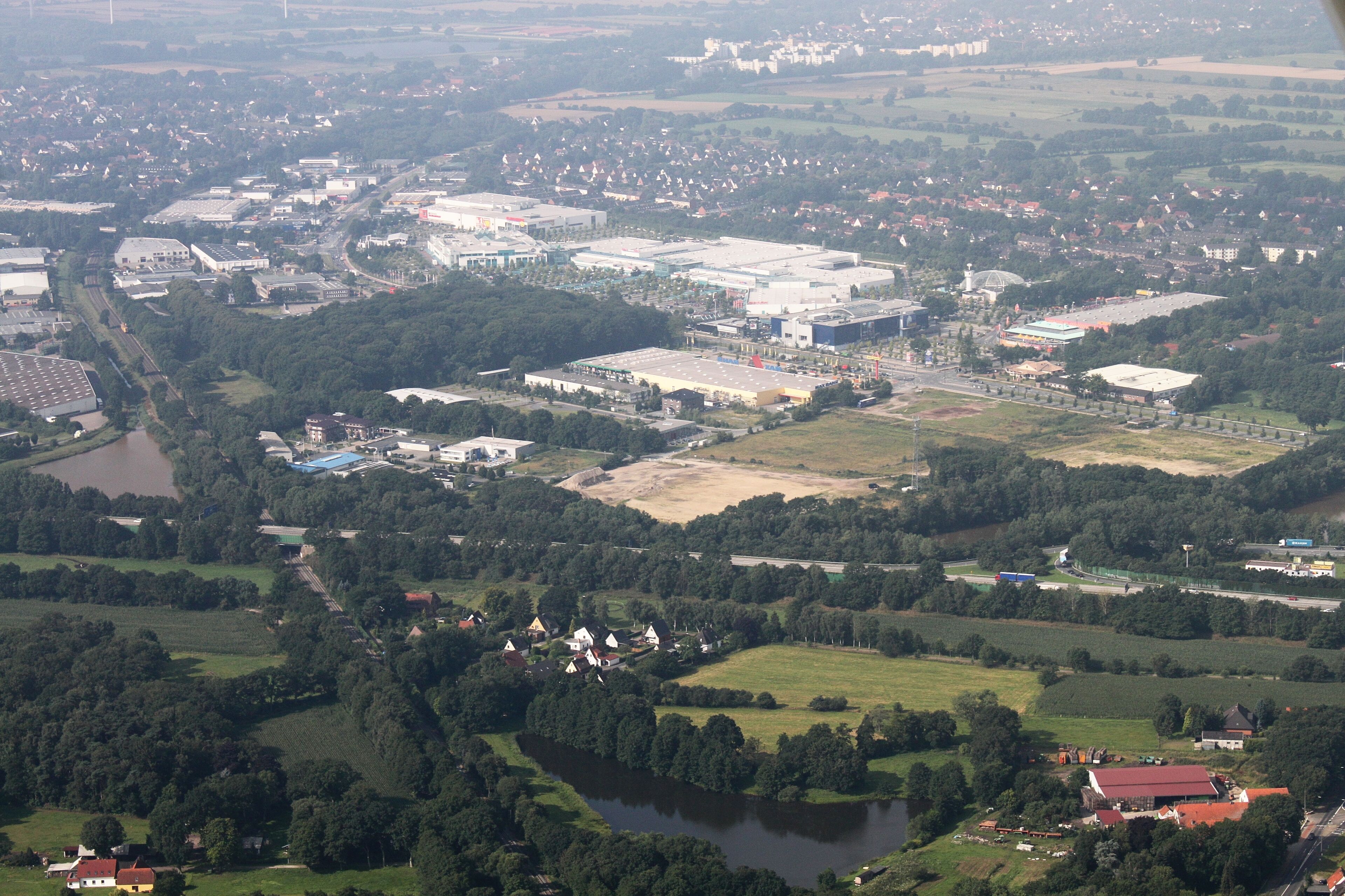 Luftaufnahme Bremen; entlang der A1 (auf der Südseite) vom Bremer Kreuz bis zum Weserpark (Blick aus der linken Flugzeugseite) - Kreisen über dem Bremer Kreuz und überdem Weserpark