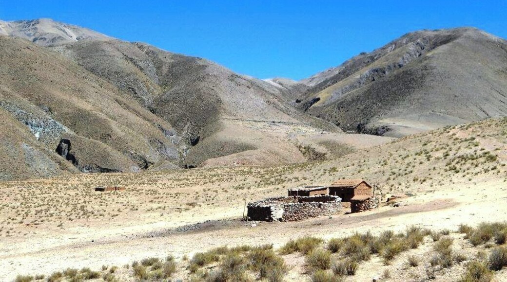 en la sima de la montaña caminando y respirando aire puro en direccion a San Juan!!