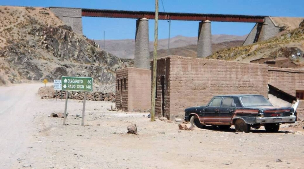pueblo de san antonio de los cobres, lugar por donde pasa en la actualidad el tren de las nubes.