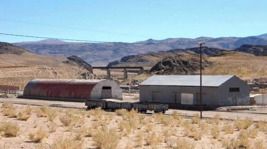hermoso pueblo donde se extraen minares, como plata, cobre, borax entre otros.