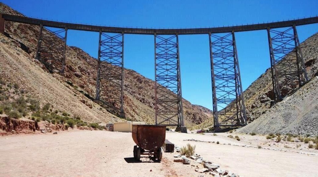 Viaducto La Polvorilla del ramal c -14, ubicado a 18 km del pueblo, debajo del puente atraviesa la rutata 40. Este ramal iba de salta a chile.