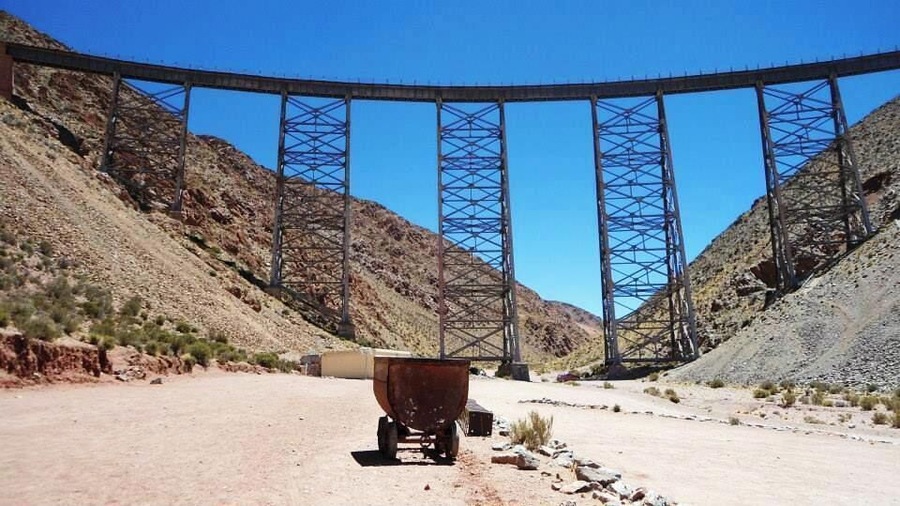 Viaducto La Polvorilla del ramal c -14, ubicado a 18 km del pueblo, debajo del puente atraviesa la rutata 40. Este ramal iba de salta a chile.
