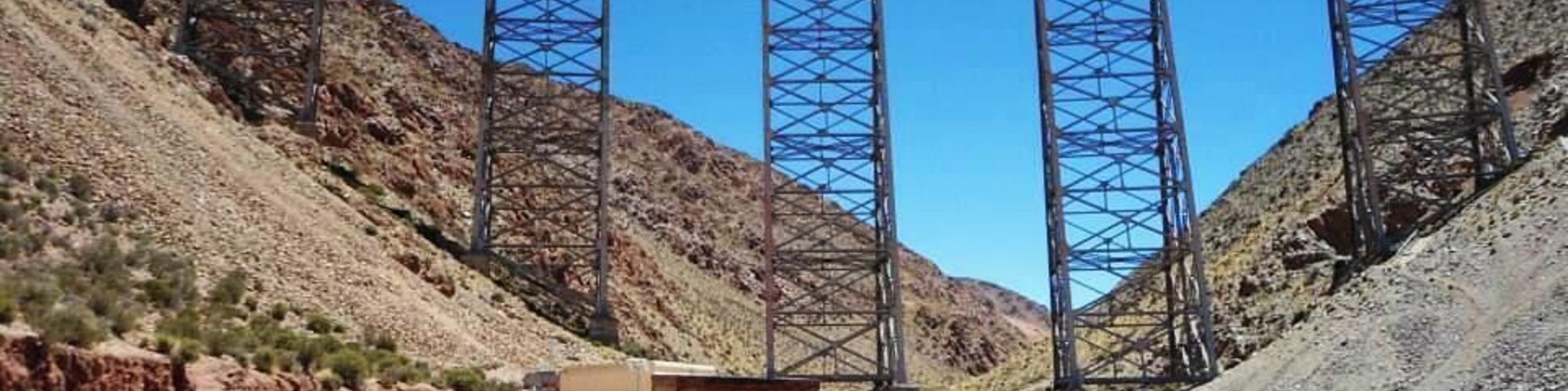 Viaducto La Polvorilla del ramal c -14, ubicado a 18 km del pueblo, debajo del puente atraviesa la rutata 40. Este ramal iba de salta a chile.