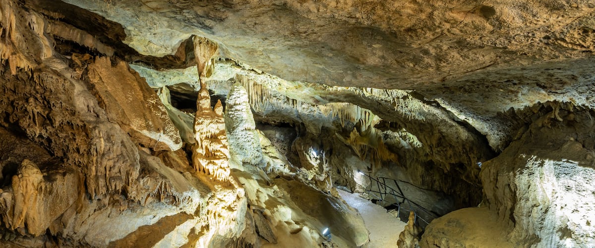 Een grot met stalactieten en -stalagmieten.