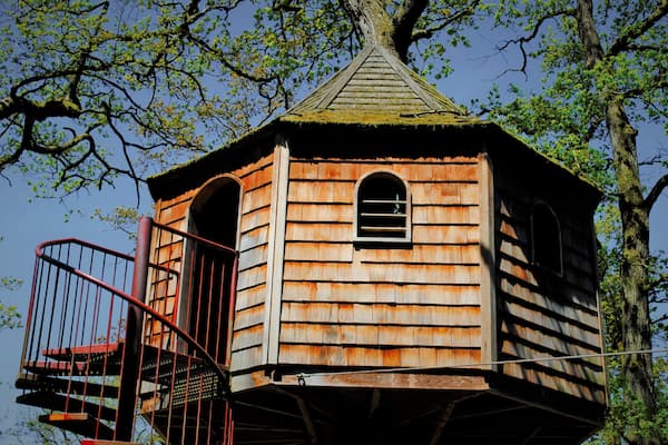 600 hectares de nature, barques romantique, jardins en folies. Des sentiers offrant surprises en tout genre ; vues panoramiques, cascades, rĂȘveries, Mini-roulottes, Pagides chinoise et tant d'autres. Le calme absolu dĂ©fini le Domaine de Chevetogne.