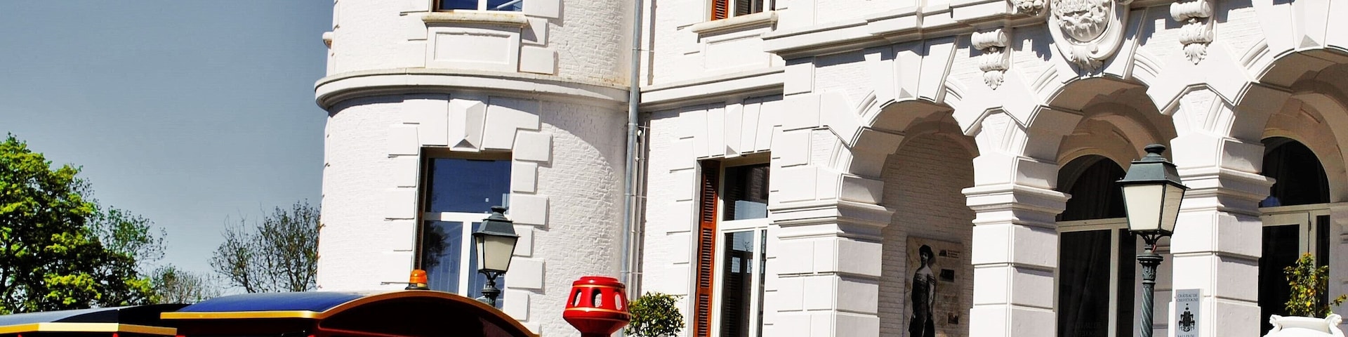 600 hectares de nature, barques romantique, jardins en folies. Des sentiers offrant surprises en tout genre ; vues panoramiques, cascades, rêveries, Mini-roulottes, Pagides chinoise et tant d'autres. Le calme absolu défini le Domaine de Chevetogne.