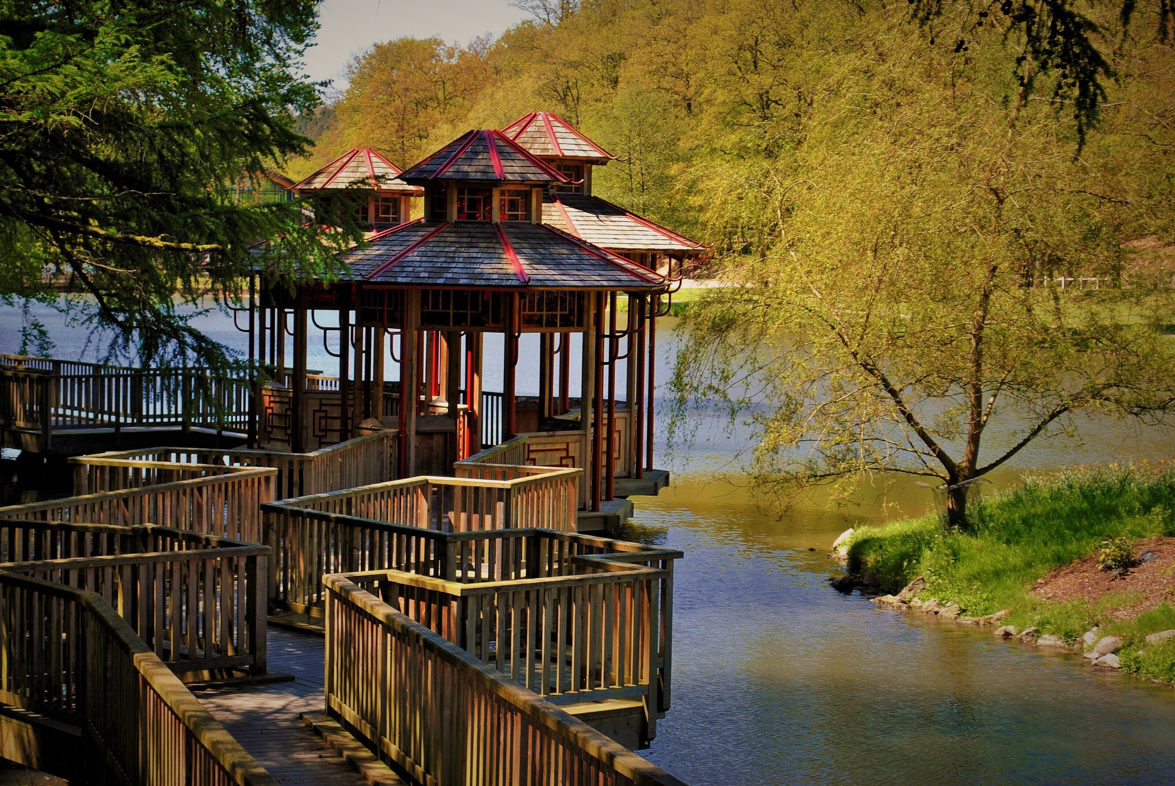 600 hectares de nature, barques romantique, jardins en folies. Des sentiers offrant surprises en tout genre ; vues panoramiques, cascades, rêveries, Mini-roulottes, Pagides chinoise et tant d'autres. Le calme absolu défini le Domaine de Chevetogne. 