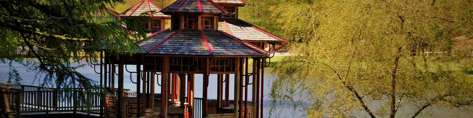 600 hectares de nature, barques romantique, jardins en folies. Des sentiers offrant surprises en tout genre ; vues panoramiques, cascades, rêveries, Mini-roulottes, Pagides chinoise et tant d'autres. Le calme absolu défini le Domaine de Chevetogne.
