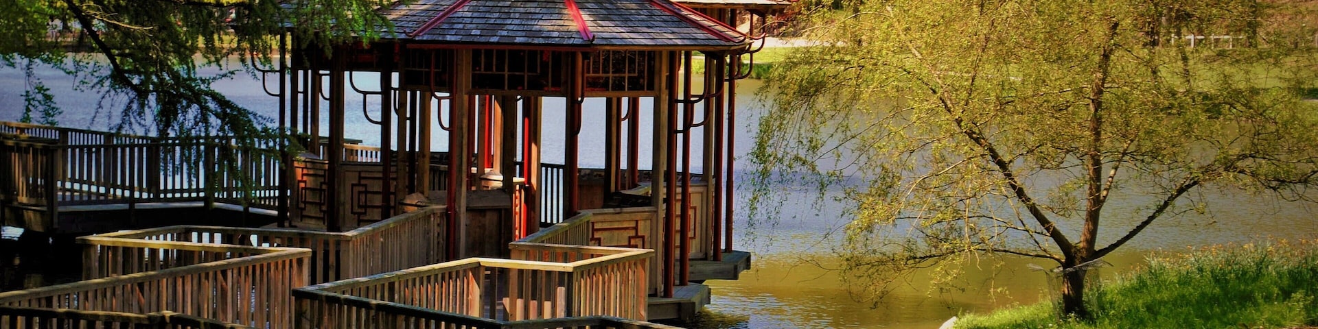 600 hectares de nature, barques romantique, jardins en folies. Des sentiers offrant surprises en tout genre ; vues panoramiques, cascades, rêveries, Mini-roulottes, Pagides chinoise et tant d'autres. Le calme absolu défini le Domaine de Chevetogne.