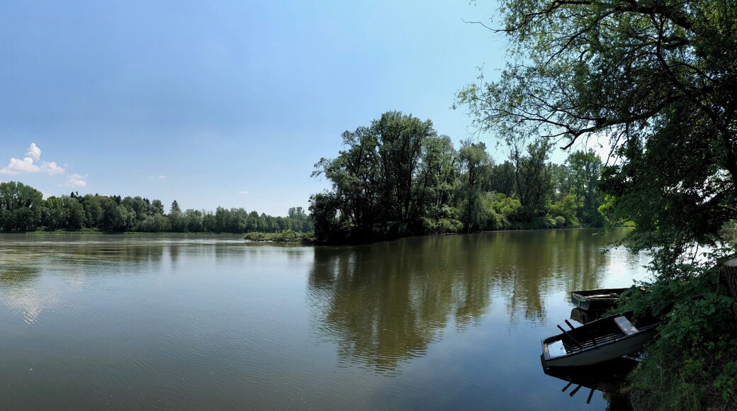 English: Confluence of Rott (from the right) and Inn, on the opposite bank Schärding