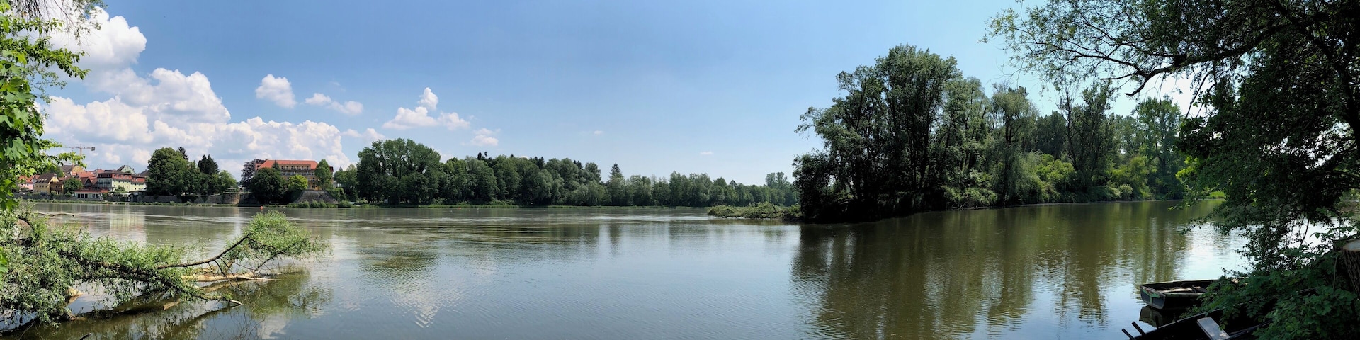 English: Confluence of Rott (from the right) and Inn, on the opposite bank Schärding