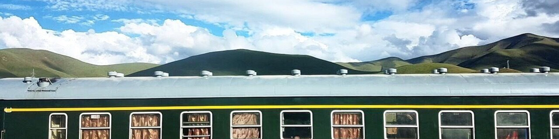 Scenes from the Qinghai Tibet express, the highest train in the world that travels 2000 km over the breathtaking Tibetan plateau..
#tibet #himalayas #train