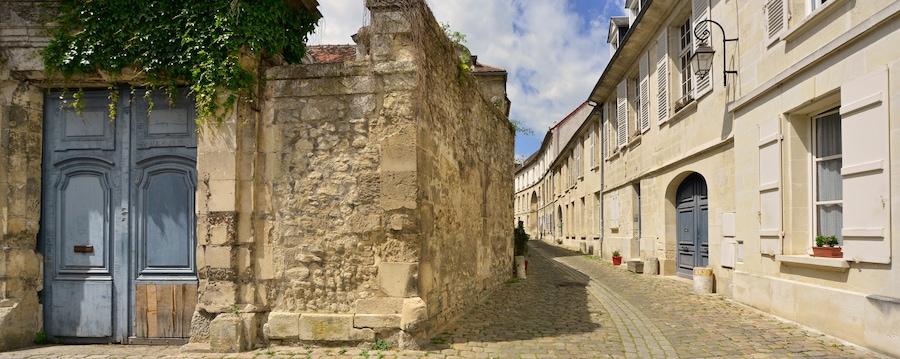 Panoramique rue Alphonse Cardin à Crépy-en-Valois (60800), Oise dans les Hauts-de-France, France