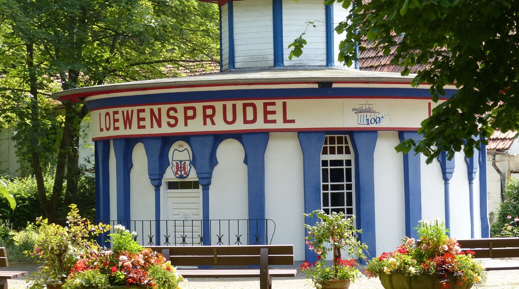 A building with the sign 'LOEWENSPRUDEL' and a year '1914' on it.