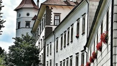 The 3rd largest castle complex in the Czech Republic. After Prague and Cesky Krumlov. It is about 80 km from Cesky Krumlov.
Source: DiscoverCzech.com
The Castle and Chateau in Jindrichuv Hradec is the third largest historical complex in the country. In the Middle Ages Castle you can see: Gothic palace (1260-1270) with Ceremonial Hall decorated with 14th century frescoes (scenes from the live of St George), Black Kitchen etc.
The jewel of the Renaissance Chateau is the Rondel, an unusual Italianate garden pavilion decorated with gilded stucco and colourful frescoes, designed in 1591 by Baldassare Maggi. In the Renaissance interiors you can see the Napoleon's bed and the piano played by Mozart.
#architecture