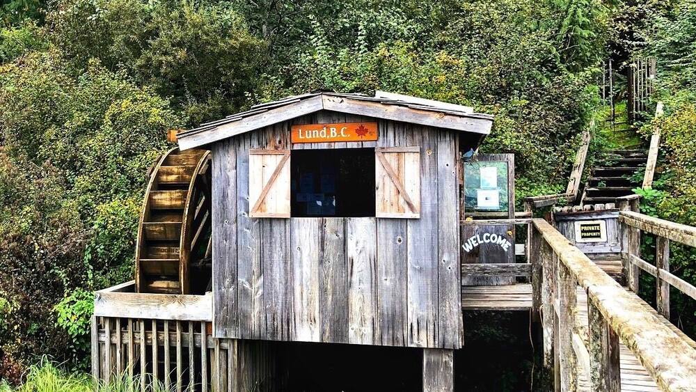 Une structure en bois sur laquelle on peut lire l’inscription « Lund B.C. » et un panneau indiquant « BIENVENUE ».