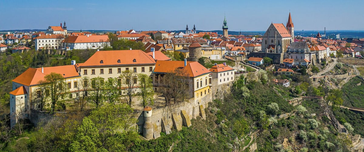 The huge castle of the 11th century, which was often besieged and survived for centuries, was rebuilt in the 18th century as a baroque castle and now serves as a museum and tourist attraction.
Znojmo Castle was originally a wooden structure built by Przemyslid Bretislav I, Duke of Bohemia, and built around 1080. It was intended to replace the old castle, which was located through the Granice Valley, as part of an attempt to strengthen the defense. along the Dye River against the Austrian attack. From the new castle you can observe the river valley and the surrounding area. However, in 1140, a wooden castle was besieged and destroyed.
By the end of the 12th century, the castle was reconstructed, this time in stone, and included a deep moat. The entrance to the castle was guarded by an octagonal tower called the Robber’s Tower, which collapsed due to neglect at the end of the 19th century.