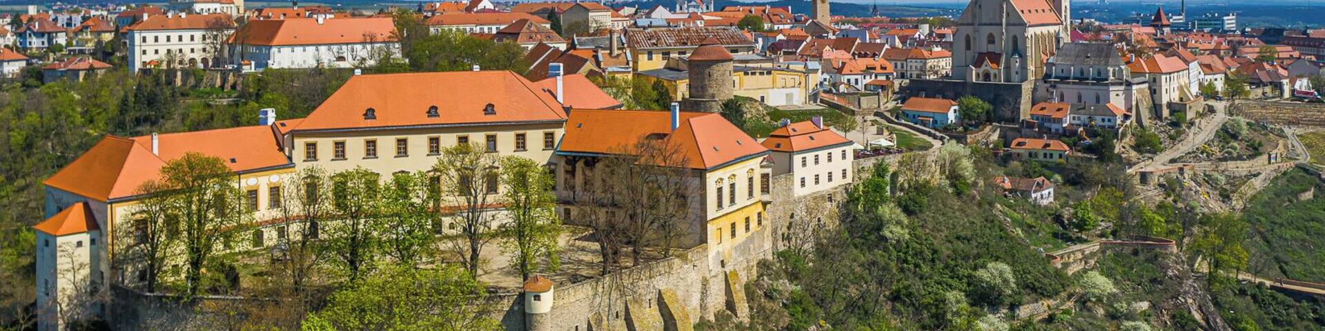 The huge castle of the 11th century, which was often besieged and survived for centuries, was rebuilt in the 18th century as a baroque castle and now serves as a museum and tourist attraction.
Znojmo Castle was originally a wooden structure built by Przemyslid Bretislav I, Duke of Bohemia, and built around 1080. It was intended to replace the old castle, which was located through the Granice Valley, as part of an attempt to strengthen the defense. along the Dye River against the Austrian attack. From the new castle you can observe the river valley and the surrounding area. However, in 1140, a wooden castle was besieged and destroyed.
By the end of the 12th century, the castle was reconstructed, this time in stone, and included a deep moat. The entrance to the castle was guarded by an octagonal tower called the Robber’s Tower, which collapsed due to neglect at the end of the 19th century.