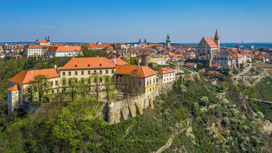 The huge castle of the 11th century, which was often besieged and survived for centuries, was rebuilt in the 18th century as a baroque castle and now serves as a museum and tourist attraction.
Znojmo Castle was originally a wooden structure built by Przemyslid Bretislav I, Duke of Bohemia, and built around 1080. It was intended to replace the old castle, which was located through the Granice Valley, as part of an attempt to strengthen the defense. along the Dye River against the Austrian attack. From the new castle you can observe the river valley and the surrounding area. However, in 1140, a wooden castle was besieged and destroyed.
By the end of the 12th century, the castle was reconstructed, this time in stone, and included a deep moat. The entrance to the castle was guarded by an octagonal tower called the Robber’s Tower, which collapsed due to neglect at the end of the 19th century.
