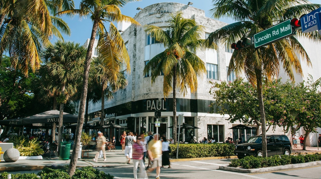 Lincoln Road Mall featuring street scenes