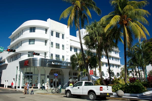 Lincoln Road Mall mit einem Stadt, historische Architektur und Straßenszenen
