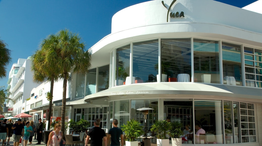 Lincoln Road Mall featuring central business district, modern architecture and a city