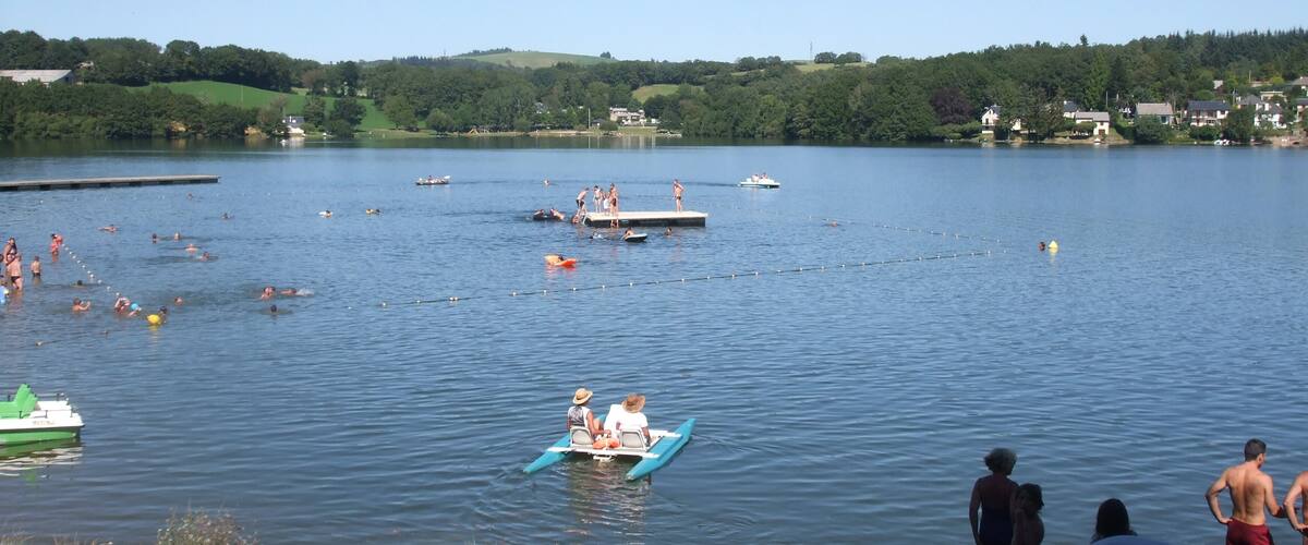 The Lac de Villefranche-de-Panat at Villefranche de Panat, Aveyron, France was created between 1949 and 1952 when the Alrance (river) was dammed as part of a large scheme to divert the waters of the Violou and Alrance to the Le Pouget (power station). The Lac de Pareloup discharges through this lake. The lake is also used for leisure. Plage municipale