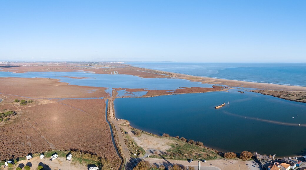 Grand panorama de l'étang de pissevache à Fleury d'Aude en Occitanie.
