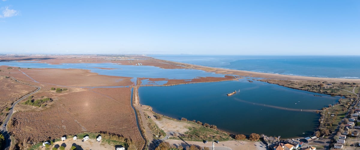 Grand panorama de l'étang de pissevache à Fleury d'Aude en Occitanie.