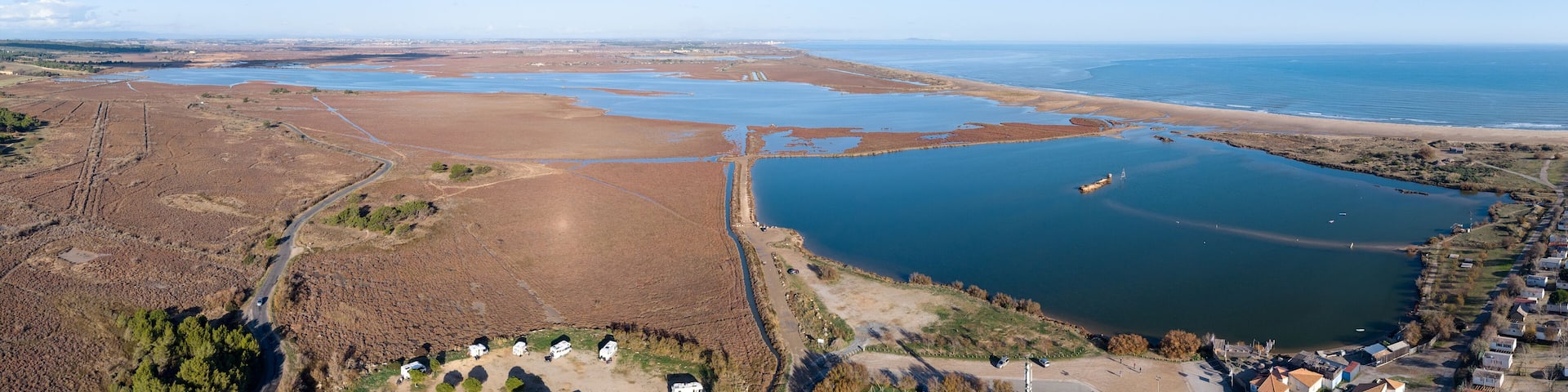 Grand panorama de l'étang de pissevache à Fleury d'Aude en Occitanie.