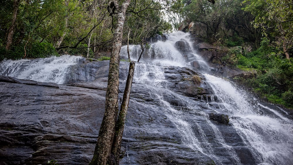 A nice view of Kiliyur Falls. Kiliyur Falls is a waterfall in the Shervaroyan hill range in the Eastern Ghats, Tamil Nadu, India.