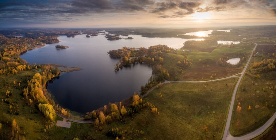 On our way to Užutrakis Manor, we were crossing through what the locals call the old Potato Road, but if you’re hoping to see the potato fields, it’s not going to happen. Instead you will get a fantastic scenery along the lake Galvė with the picturesque views of the old Trakai Castle. You also get a chance to go on a few viewing platforms along the way for great photos or a tranquil moment to enjoy the calm of the nature. We were told that the Potato Road was used by the locals who worked in the Užutrakis Manor as they rarely travelled by water, however, soon there should be an opportunity to do that too.