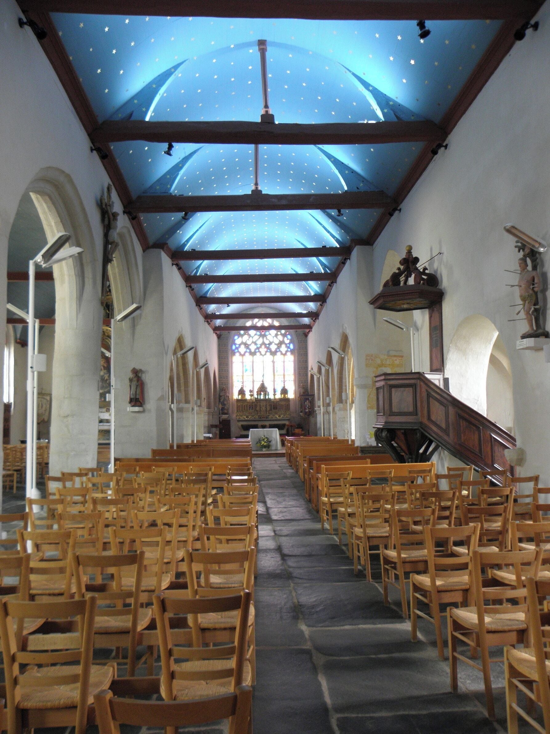 Intérieur de l'église Saint-Pierre de Plougasnou (29). Nef principale.