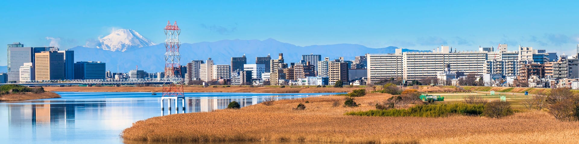 青空広がる多摩川と東京の住宅街の風景【東京都・大田区】
The Tama River spreading out under the blue sky and the residential area of Tokyo - Japan