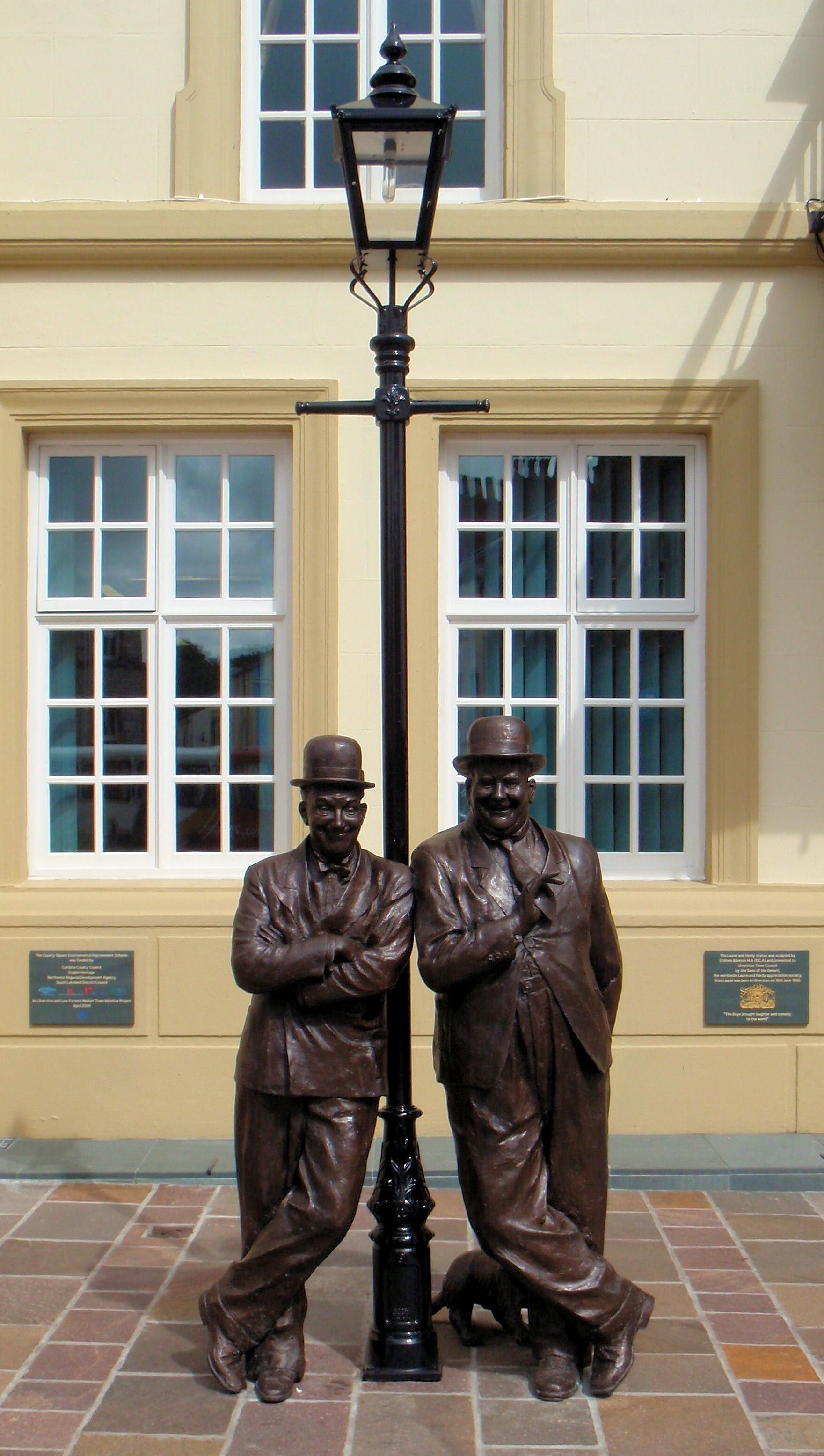 Commemorative Statue of Stan Laurel & Oliver Hardy @ Ulverston, Cumbria, UK (Aug 2009): this was the birthplace of Stan Laurel.