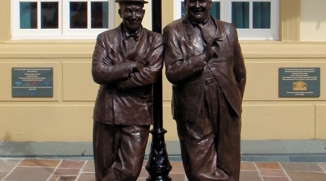 Commemorative Statue of Stan Laurel & Oliver Hardy @ Ulverston, Cumbria, UK (Aug 2009): this was the birthplace of Stan Laurel.