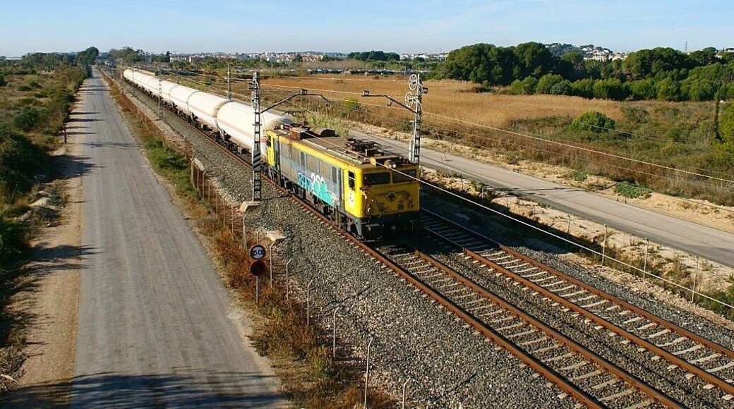 Després de pillar al tren de sorra de l'Arboç, ens vam dispossar en Marc i jo a emprendre la marxa cap a l'estació de Roda de Barà, per fotografiar a un 121 que suposadament estava fent probes en el canviador d'ample. Va ser pujar al cotxe i creuar el pont i a Marc le va semblar veure un llum que baixava direcció Tarragona, corrents i depresa vam baixar del cotxe i vam poder fotografiar al mercant, es tractava d'un TECO i de regal va, tindre el butaner Tarragona-Classificació -> Granollers-Centre. Después de pillar al arenero de l'Arboç, nos dispusimos Marc y yo a emprender la marcha hacia la estación de Roda de Barà, para ver si fotografiábamos a un 121 que supuestamente estaba haciendo pruebas en el cambiador de ancho. Fué montarnos en el coche y cruzar el puente y a Marc le pareció ver un foco que bajaba dirección Tarragona, a toda prisa nos bajamos del coche y pudimos pillar al mercante, se trataba de un TECO y de regalo tuvimos el butanero Tarragona-Clasificación -> Granollers-Centre.