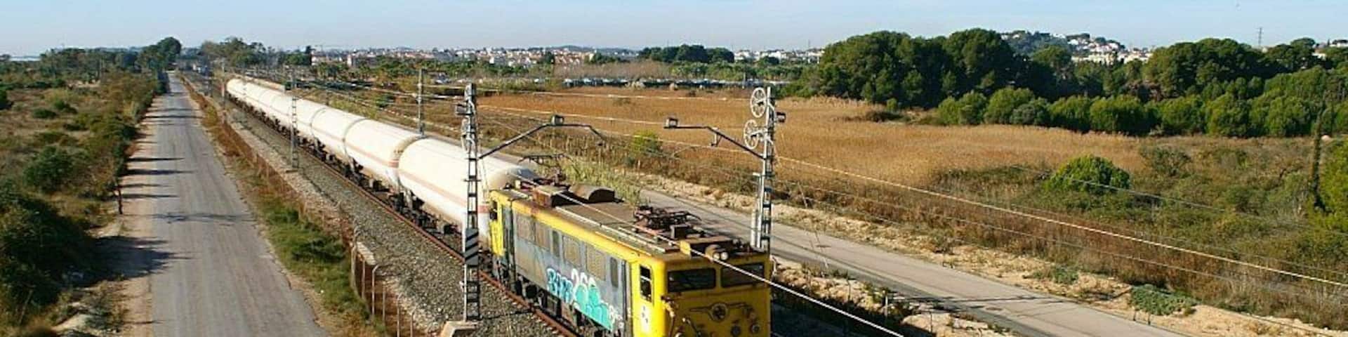 Després de pillar al tren de sorra de l'Arboç, ens vam dispossar en Marc i jo a emprendre la marxa cap a l'estació de Roda de Barà, per fotografiar a un 121 que suposadament estava fent probes en el canviador d'ample. Va ser pujar al cotxe i creuar el pont i a Marc le va semblar veure un llum que baixava direcció Tarragona, corrents i depresa vam baixar del cotxe i vam poder fotografiar al mercant, es tractava d'un TECO i de regal va, tindre el butaner Tarragona-Classificació -> Granollers-Centre. Después de pillar al arenero de l'Arboç, nos dispusimos Marc y yo a emprender la marcha hacia la estación de Roda de Barà, para ver si fotografiábamos a un 121 que supuestamente estaba haciendo pruebas en el cambiador de ancho. Fué montarnos en el coche y cruzar el puente y a Marc le pareció ver un foco que bajaba dirección Tarragona, a toda prisa nos bajamos del coche y pudimos pillar al mercante, se trataba de un TECO y de regalo tuvimos el butanero Tarragona-Clasificación -> Granollers-Centre.