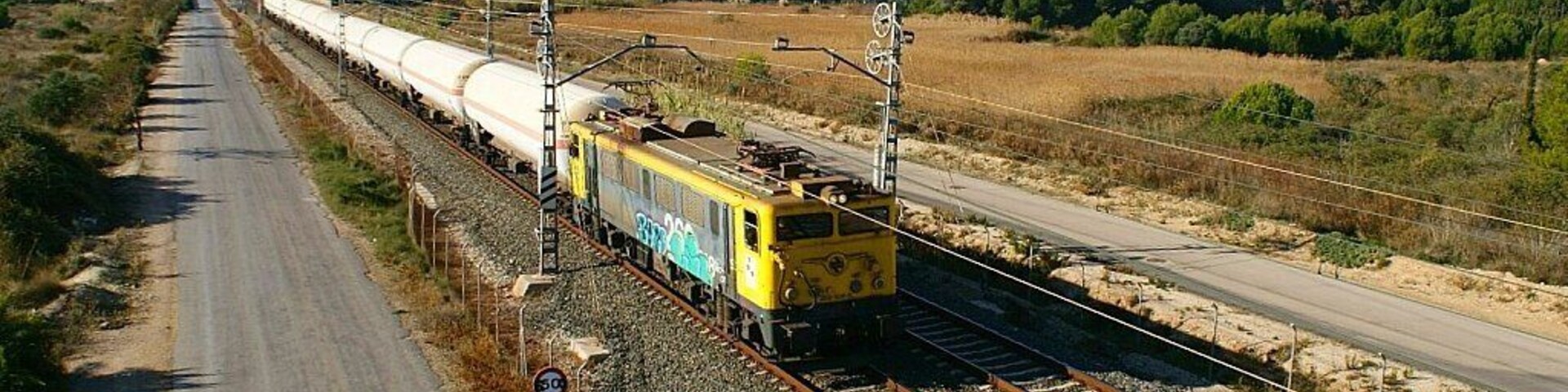 Després de pillar al tren de sorra de l'Arboç, ens vam dispossar en Marc i jo a emprendre la marxa cap a l'estació de Roda de Barà, per fotografiar a un 121 que suposadament estava fent probes en el canviador d'ample. Va ser pujar al cotxe i creuar el pont i a Marc le va semblar veure un llum que baixava direcció Tarragona, corrents i depresa vam baixar del cotxe i vam poder fotografiar al mercant, es tractava d'un TECO i de regal va, tindre el butaner Tarragona-Classificació -> Granollers-Centre. Después de pillar al arenero de l'Arboç, nos dispusimos Marc y yo a emprender la marcha hacia la estación de Roda de Barà, para ver si fotografiábamos a un 121 que supuestamente estaba haciendo pruebas en el cambiador de ancho. Fué montarnos en el coche y cruzar el puente y a Marc le pareció ver un foco que bajaba dirección Tarragona, a toda prisa nos bajamos del coche y pudimos pillar al mercante, se trataba de un TECO y de regalo tuvimos el butanero Tarragona-Clasificación -> Granollers-Centre.