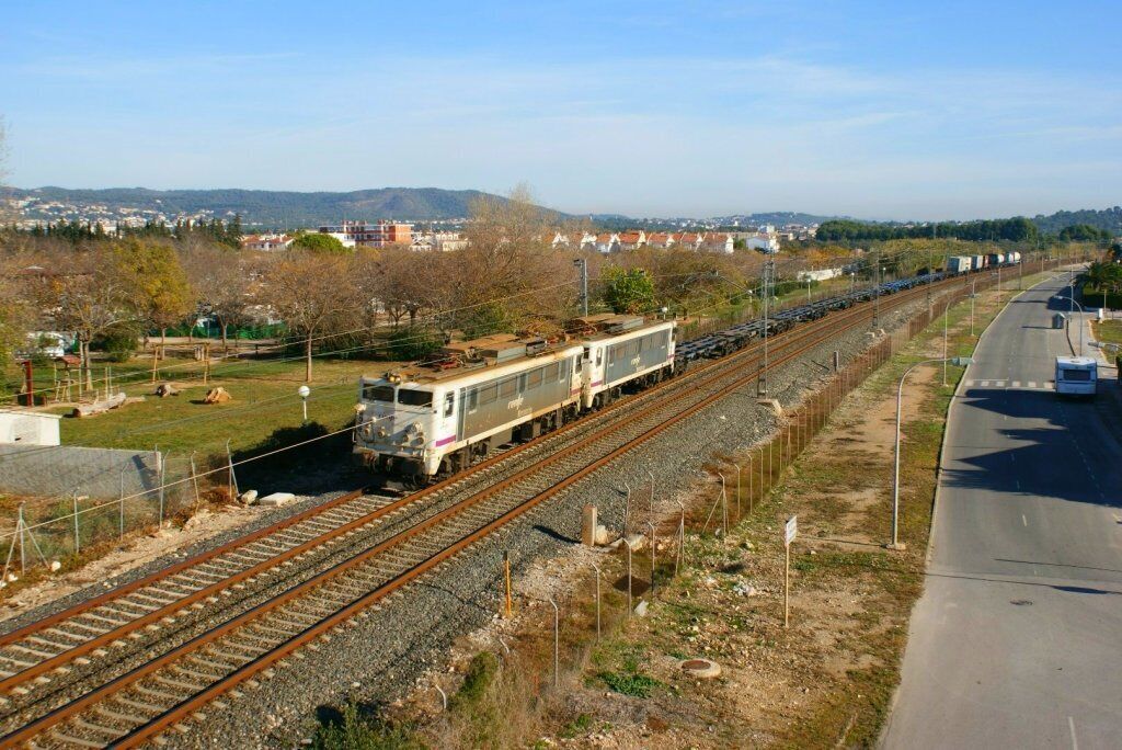 En aquesta foto poques dades puc aportar, ja que les japoneses i el TECO (potser el de Constantí) no ho he pogut identificar, el que si puc afirmar, es que vaig passar un bon matí i que en aquest punt en menys de 2 hores van passar 5 mercants, des de balast (pendent de penjar), TECO's (aquest mateix), butano, portacotxes, sorra, un balanç bastant bo. En esta foto pocos datos puedo aportar, ya que la/s japonesas y el TECO (quizás el de Constantí) no lo he podido identificar, tan solo puedo afirmar que pasé una buena mañana y que en este punto en menos de 2 horas pasaron 5 mercantes, desde balasto (pendiente de colgar), TECO's (este mismo), butano, portacoches, arenero, un balance bastante bueno.
