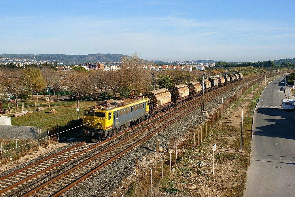 La primera vegada que veig aquesta circulació, en la foto la 269.045 amb el tren de sorra de la Saint Gobain passant per Creixell. La segona vegada va ser a l'estació de L'Arboç sense possibilitat de fer foto ja que el tenia de cul. La primera vez que veía esta circulación, en la foto la 269.045 con el arenero de la Saint Gobain pasando por Creixell. La segunda vez fué en la estación de L'Arboç sin posibilidad de hacer foto ya que lo tenía de culo.