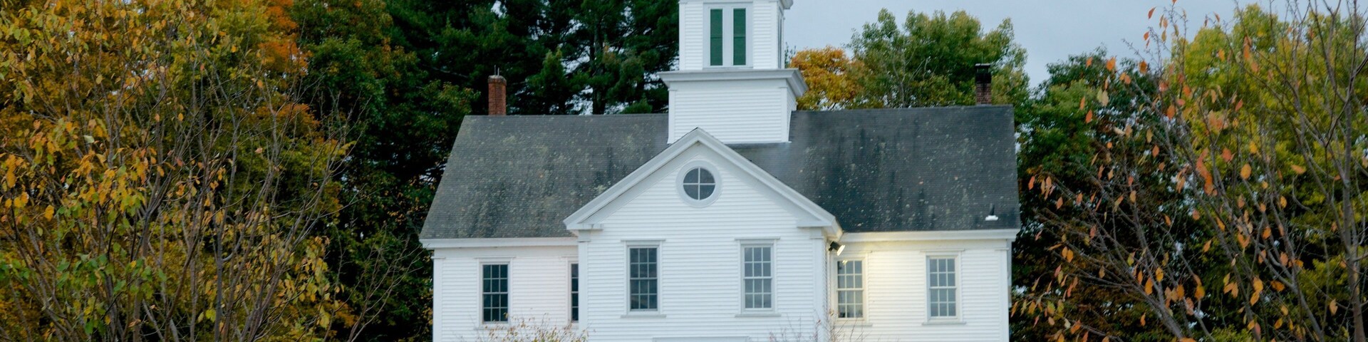 Un edificio blanco con campanario, identificado como