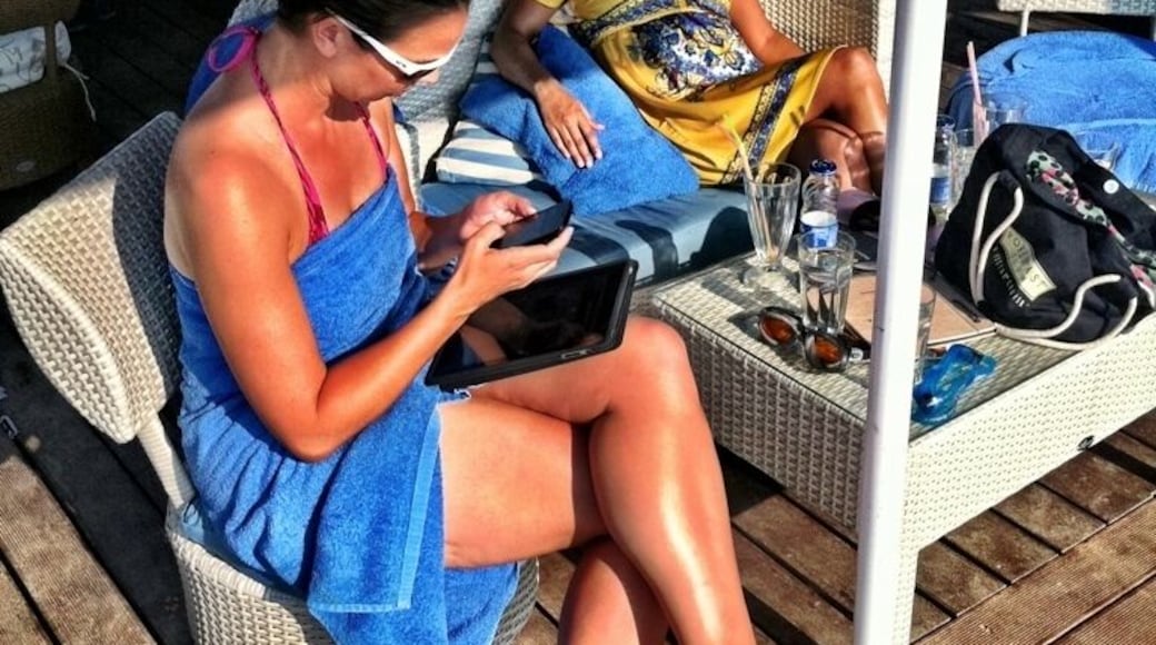 Free city-wide wifi gets plenty of bars from this waterfront cafe. Grab your iPad or iPhone and start Troving.