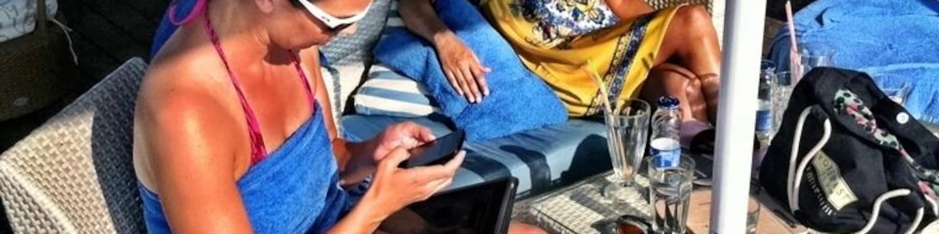 Free city-wide wifi gets plenty of bars from this waterfront cafe. Grab your iPad or iPhone and start Troving.