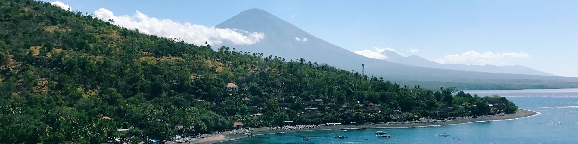 A fabulous spot in Amed to soak in sunset views over Jemeluk Bay & Mount Agung. Drinks are great and food is pretty good too!