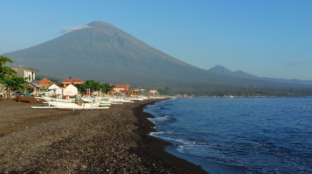 Vue sur le mont Agung depuis la plage d'Amed, Bali, Indonésie