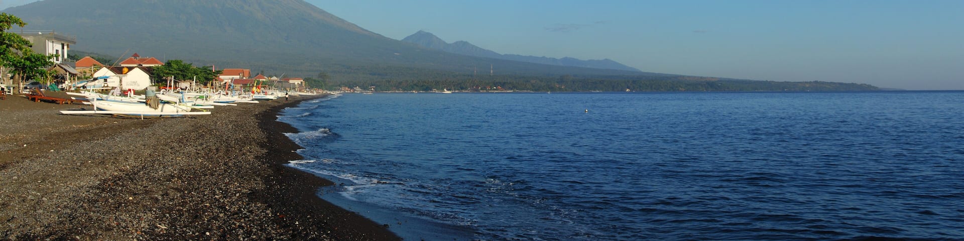 Vue sur le mont Agung depuis la plage d'Amed, Bali, Indonésie