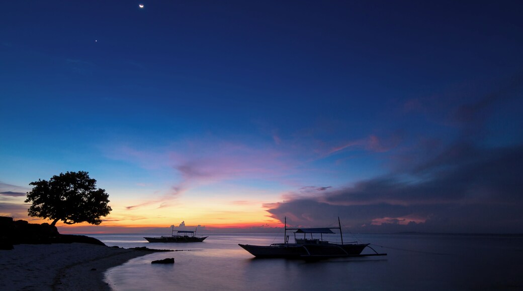 The soft colors of dusk paints the island of Pamilacan into this dreamlike scene. #asia #philippines #bohol #pamilacan #island #travel #beach #sea #sky #dusk #twilight #evening #silhouette