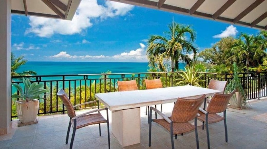 With a balcony boasting 180 degree views up and down the coastline Santai really is a special place to stay. plus - no kids allowed in the complex! So you can sip your poolside cocktails safe in the knowledge that no one is about to jump in and splash you...probably!
www.cairnsluxuryapartments.com.au