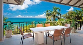 With a balcony boasting 180 degree views up and down the coastline Santai really is a special place to stay. plus - no kids allowed in the complex! So you can sip your poolside cocktails safe in the knowledge that no one is about to jump in and splash you...probably!
www.cairnsluxuryapartments.com.au